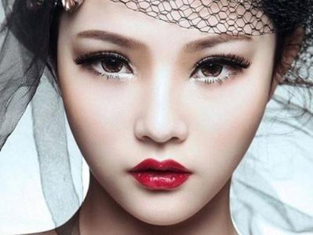 Tỉ mỉ kẻ viền mí mắt bằng bút nước
